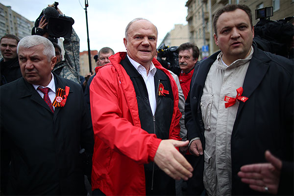 Лидер партии КПРФ Геннадий Зюганов (в центре) во время первомайской демонстрации левых сил на Калужской площади