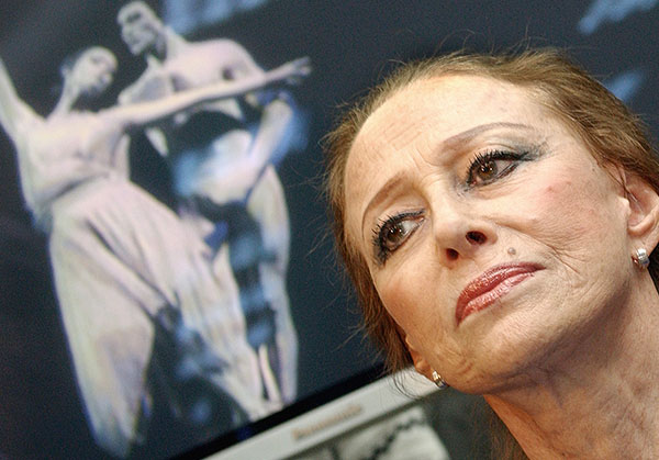 Майя Плисецкая на презентации альбома своих фотографий под названием "Аве Майя", которая состоялась в Московском Доме книги на Новом Арбате. 2005 год.