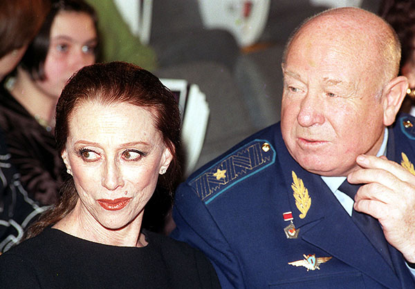 2000 год. Церемония награждения российской премией "Российский национальный Олимп". Самые знаменитые россияне ХХ века были награждены дипломами и памятными подарками. "Национальным героем года" признан летчик-космонавт Алексей Леонов (на снимке справа), "Человеком-эпохой" - бывший президент СССР Михаил Горбачев, титул "Человек-легенда" присвоен Владиславу Третьяку , а "Суперзвездой" была названа Майя Плисецкая (на снимке слева) .