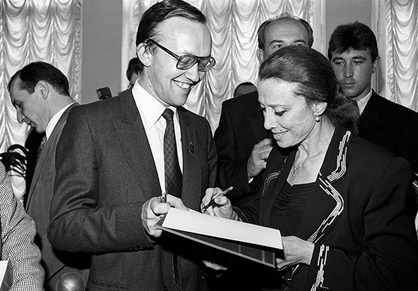 Балерина Майя Плисецкая во время презентации своей книги "Я, Майя Плисецкая...". 1994 год.