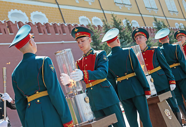 Военнослужащие 154-го отдельного комендантского Преображенского полка на торжественной церемонии передачи Вечного огня у Могилы Неизвестного Солдата