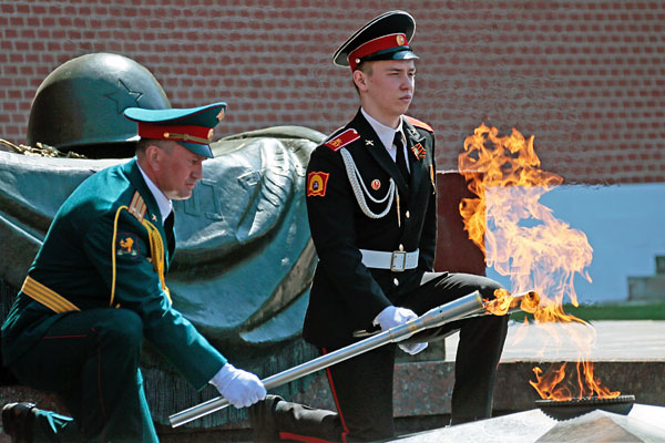 Вечный огонь от стен Кремля будет доставлен в Брянскую, Белгородскую, Владимирскую, Воронежскую, Калининградскую, Калужскую, Костромскую области, Краснодарский край, Московскую, Омскую, Оренбургскую, Орловскую области, Пермский край, Бурятию, Мордовию, Якутию, Самарскую область, Санкт-Петербург, Свердловскую, Смоленскую, Тверскую, Тюменскую, Тульскую, Ульяновскую, Ярославскую области и в Хабаровский край.