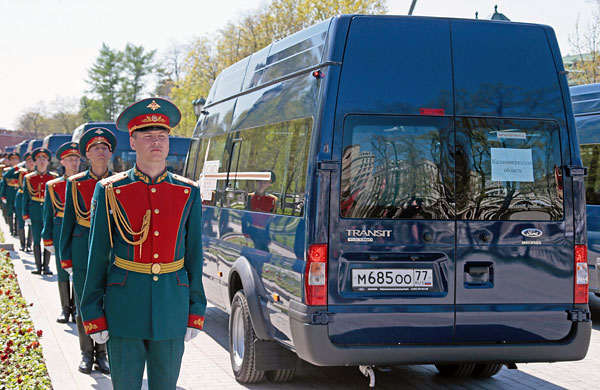 Горелки погрузили в автобусы и самолетами отправят в города России