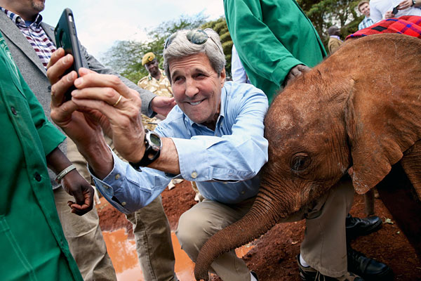 Госсекретарь США Джон Керри делает селфи со слоненком в Национальном парке Найроби. Кения.