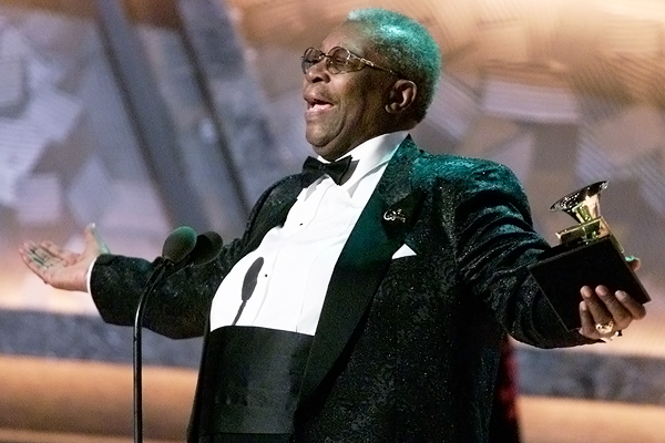 Кинг получает премию Грэмми в номинации "Лучший традиционный блюзовый альбом" в Лос-Анджелесе, февраль 2001 год