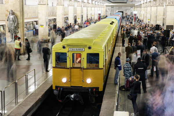 Отреставрированный исторический поезд на станции "Партизанская"