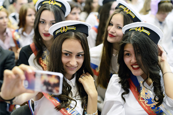 Выпускницы гимназии №35 города Екатеринбург во время торжественного мероприятия в честь окончания учебного года