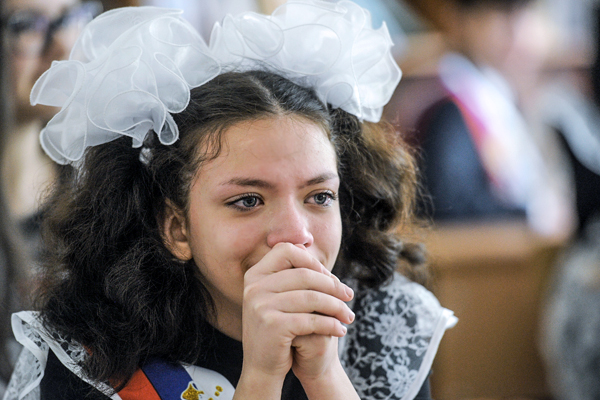Школьница во время последнего звонка в Новосибирске