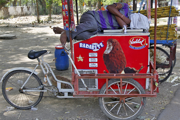Также от жары сильно пострадали уличные торговцы, рабочие-строители, водители рикш и бездомные, которые вынуждены длительное время находиться под солнцем