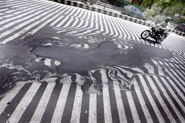 В Нью-Дели при температуре 45 градусов начал плавиться асфальт на дорогах