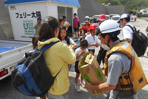 В 10 часов утра по местному времени вызванный извержением пирокластический поток добрался до берега, из-за чего была объявлена эвакуация жителей острова