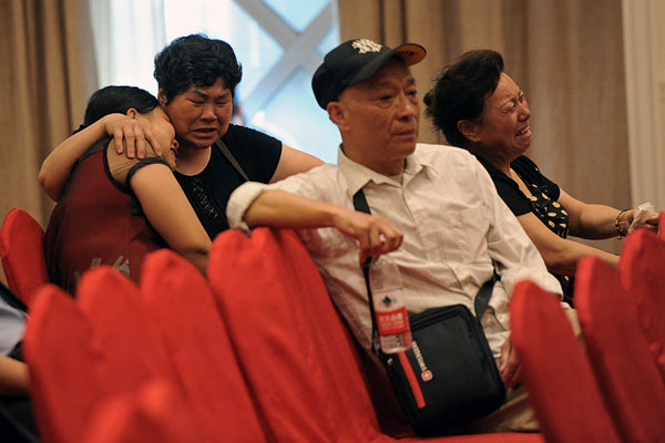 Родственники пассажиров в ожидании информации