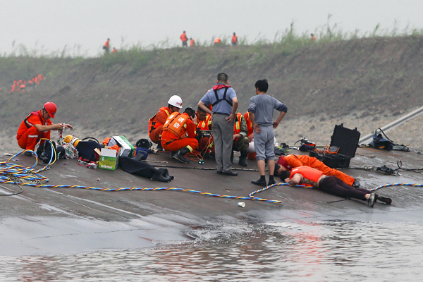 Поисково-спасательные работы на месте аварии