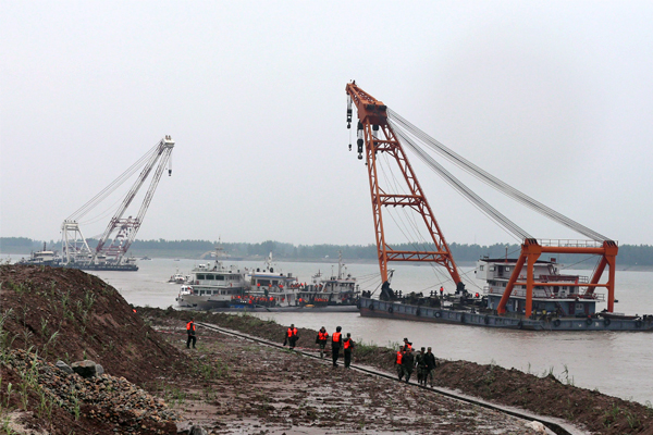 Два специальных корабля, предназначенные для подъема судов, прибывают на место крушения теплохода