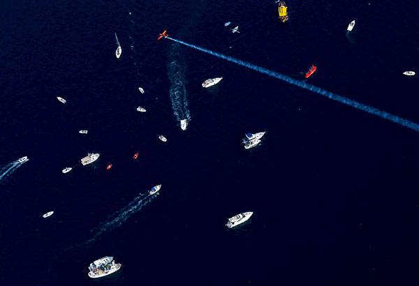 Вид с самолета, участвующего в соревнованиях Red Bull Air Race в Ровине. Хорватия.