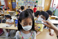 В Южной Корее официально подтвержден первый в стране случай заболевания ребенка школьного возраста. Власти опасаются эпидемии этого смертоносного инфекционного заболевания в школах и детских садах. На карантин закрыты более 2 тысяч учебных учреждений. 