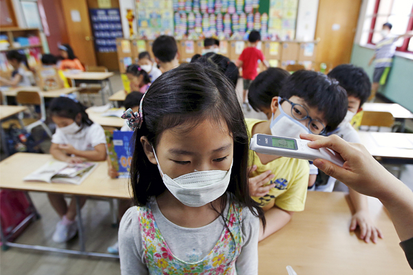 В Южной Корее официально подтвержден первый в стране случай заболевания ребенка школьного возраста. Власти опасаются эпидемии этого смертоносного инфекционного заболевания в школах и детских садах. На карантин закрыты более 2 тысяч учебных учреждений.