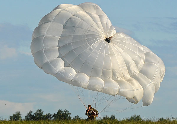 Воспитанник суворовского военного училища во время первого десантирования на площадке приземления "Житово" в Рязанской области