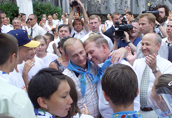 2001 год. Президенты России и Украины Владимир Путин и Леонид Кучма посетили международный детский центр "Артек". На снимке: теплые объятья двух президентов в теплой атмосфере "Артека".
