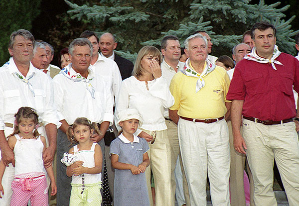 2005 год. Президент Украины Виктор Ющенко с дочерьми и супругой Екатериной, президент Польши Александр Квасьневский (между ними), президент Литвы Валдас Адамкус и президент Грузии Михаил Саакашвили (слева направо) на праздновании 80-летия детского центра "Артек".