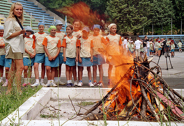 2005 год. Украина. Крым. Гурзуф. Традиционный костер в лагере. Международный детский центр "Артек" отмечает свое 80-летие.