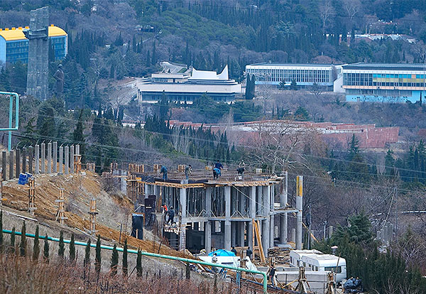 Строительство элитного многоэтажного дома вблизи международного детского центра "Артек".