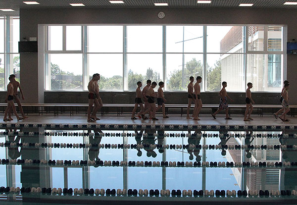 Дети в бассейне в день открытия первой смены, посвященной 90-летию детского центра "Артек". 2015 год.