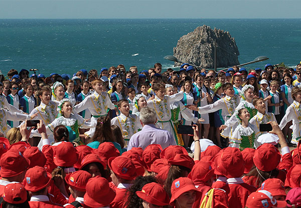 Дети на открытии первой смены, посвященной 90-летию детского центра "Артек".