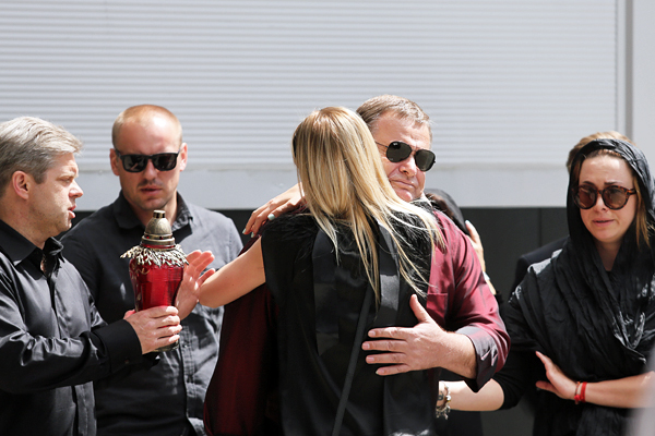 Члены семьи певицы перед церемонией прощания