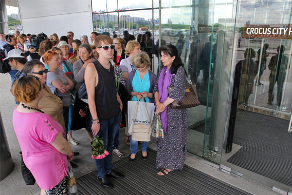 Очередь из желающих проститься с певицей у концертного зала "Крокус Сити Холл"