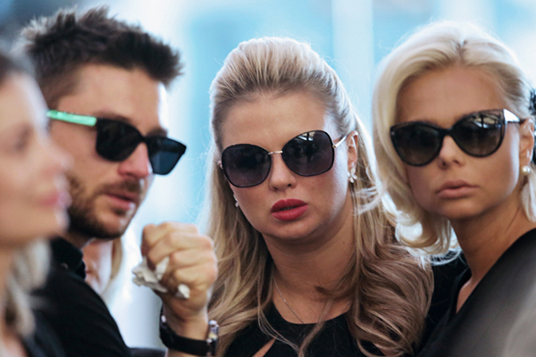 Певец Сергей Лазарев, певица Анна Семенович и Ксения Новикова (слева направо) на церемонии прощания