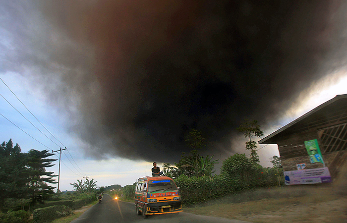 В прошлом году во время выброса пепла и газа в районе Синабунга погибли 14 человек