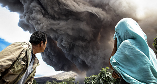 Извержение вулкана Синабунг в Индонезии