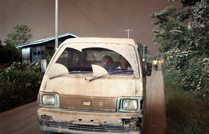 Вулкан выбрасывает тысячи тонн пепла на огромную высоту и засыпает им огромные территории на острове Суматра