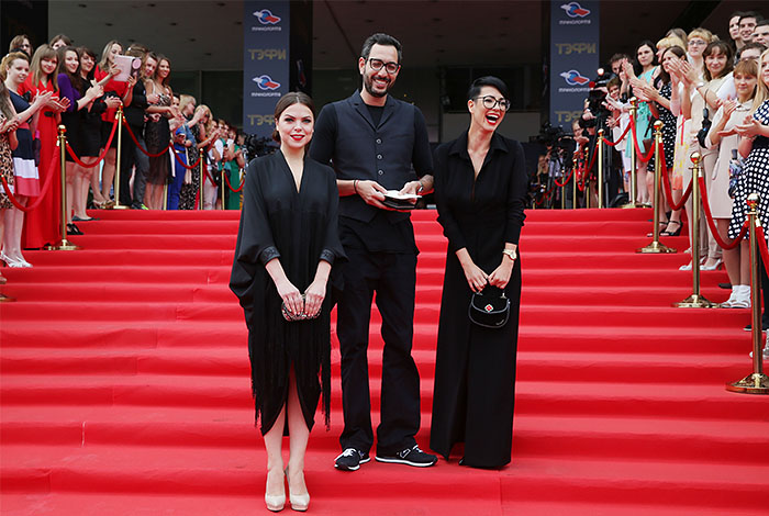 Автор и ведущая шоу "На 10 лет моложе" Светлана Абрамова, врач-стоматолог Олег Конников и стилист Екатерина Гершуни (слева направо) перед началом церемонии вручения премии "ТЭФИ-2015"