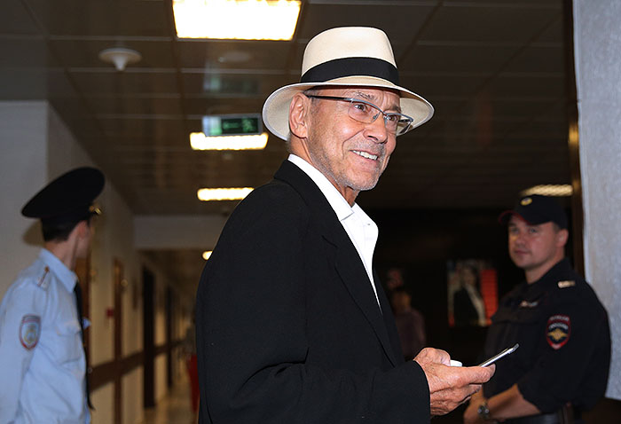 Режиссер Андрей Кончаловский перед началом церемонии вручения премии "ТЭФИ-2015" в категории "Вечерний прайм" в телецентре "Останкино"