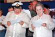 Госсекретарь США Мадлен Олбрайт и министр иностранных дел России Евгений Примаков  поют дуэтом на ужине во время конференции АСЕАН в Маниле, июль 1998 год