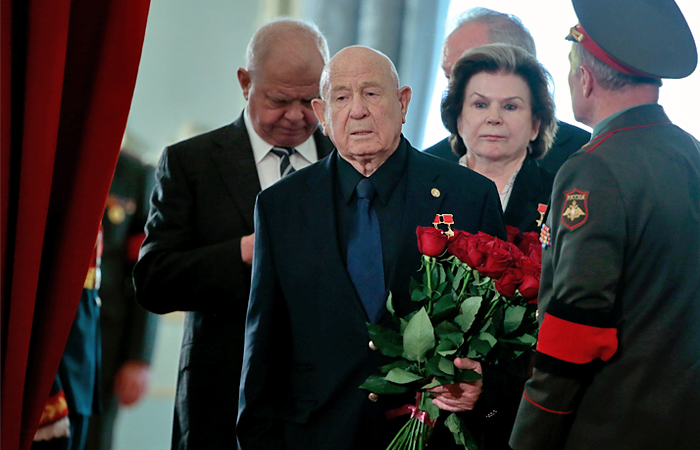 Космонавт Алексей Леонов и заместитель председателя комитета Госдумы по международным делам Валентина Терешкова во время церемонии прощания