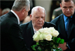Бывший президент СССР Михаил Горбачев (в центре) на церемонии прощания в Колонном зале Дома союзов