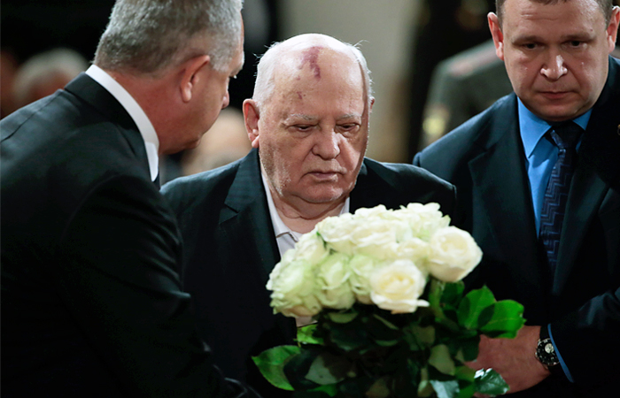 Бывший президент СССР Михаил Горбачев (в центре) на церемонии прощания в Колонном зале Дома союзов