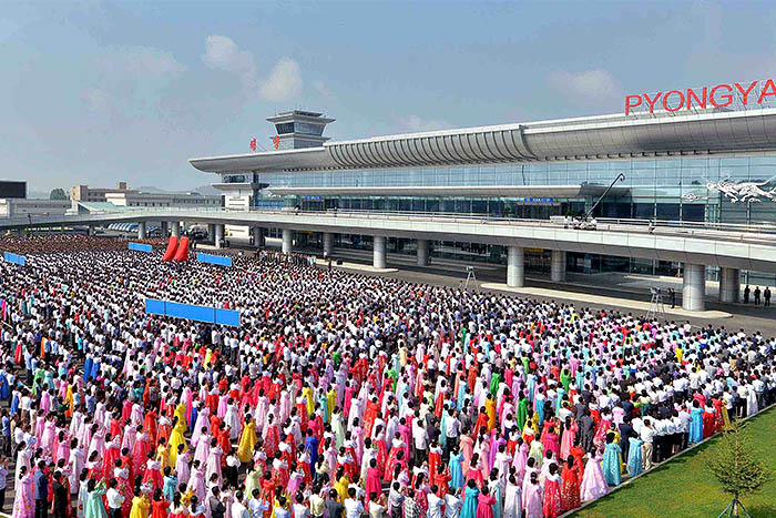 Жители Северной Кореи радостно приветствуют новые воздушные ворота страны. Нет большей радости чем новые гости и новые пути!