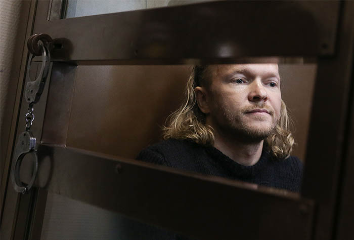 В рамках расследования уголовного дела полиция провела обыски в типографии, где печаталось издание, в городе Всеволжске Ленинградской области, а также в Москве в так называемых "диспетчерских", где изъяли учетные записи клиентской базы девушек легкого поведения и притонов, а также 2 млн рублей и 10 тысяч долларов США.