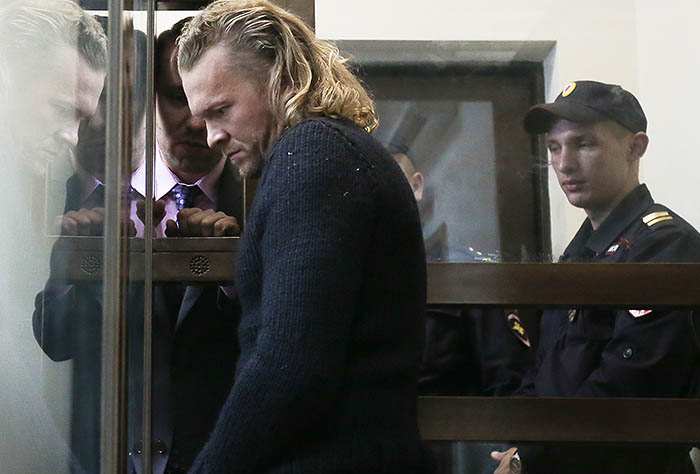 Ранее в среду официальный представитель МВД России Елена Алексеева сообщила, что в столице задержаны сотрудники журнала "Флирт" вместе с главным редактором, они подозреваются в организации занятия проституцией.