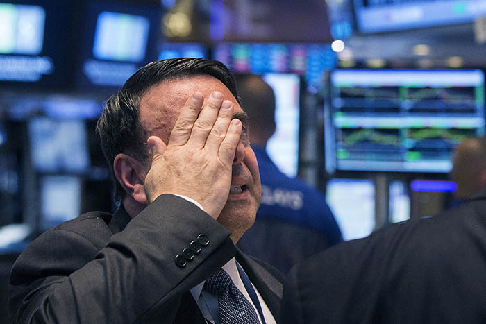 Тем временем, утром в четверг китайский Shanghai Composite взлетел на 5,7%, ликвидировав утреннее падение на 3,8% и восстановившись с уровня, который был минимальным с 17 марта