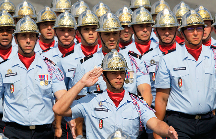Французские пожарные маршируют на ежегодном военном параде