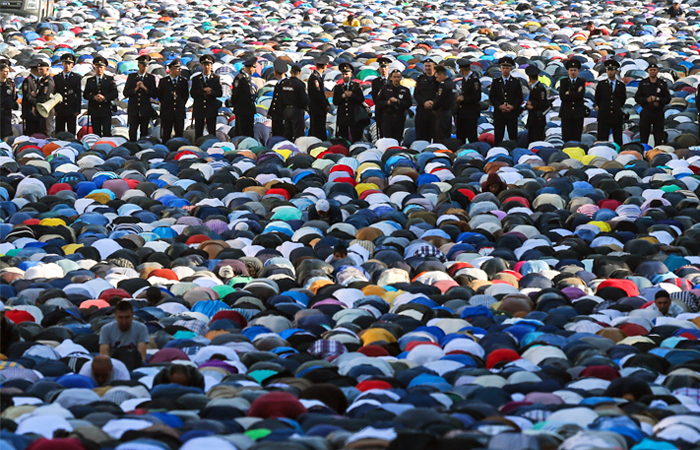 Сотрудники полиции обеспечивают безопасность на улице