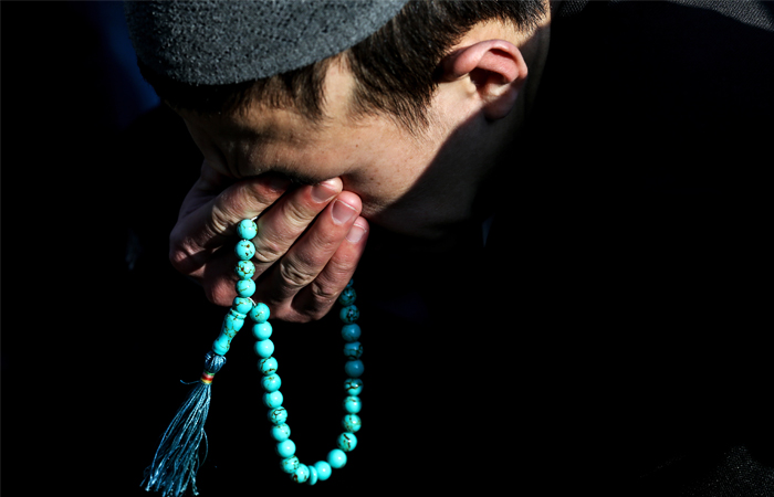 Намаз у мечети в Москве