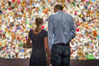 Члены семьи и друзья погибших у стены из тысячи мягких игрушек, собранных в голландском городе Ньювегейн в память о жертвах авиакатастрофы