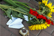 Цветы у посольства Нидерландов в Киеве