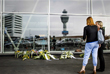 Цветы в память погибших при крушении рейса MH17 в амстердамском аэропорту Схипхол